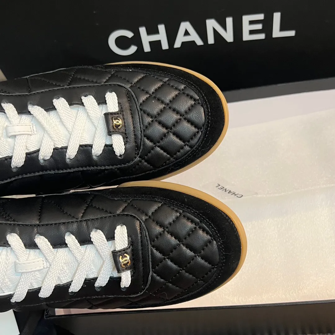👟👟Ex-factory price 520👟👟 CHANEL 23s new spring and summer sneakers are now available❤️ Original purchased for development and production. Xiaoxiang’s casual sneakers this season have hit the Xiaohongshu INS. Various social platforms exploded like crazy! Classic design. The upper is electro-embroidered with various techniques. The outsole is fashionable and sporty. Extraordinary inclusion of a variety of panda shoe color elements. Lightweight and versatile❗️Not tired when you run wild❗️ Exquisitely packaged at the delivery counter🛍📦 ▪️Inner lining: original imported lambskin + rhombus craft ▪️Sole: original molded T👟👟Factory price U combination outsole ▪️Heel height: 2CM ▪️Size: Women's size 35-40